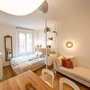 Beautiful Central Steps From Lake And Water Jet Appartement