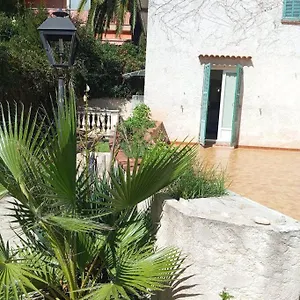 https://studio-dans-une-maison-de-14m.fr-provencehotel.com